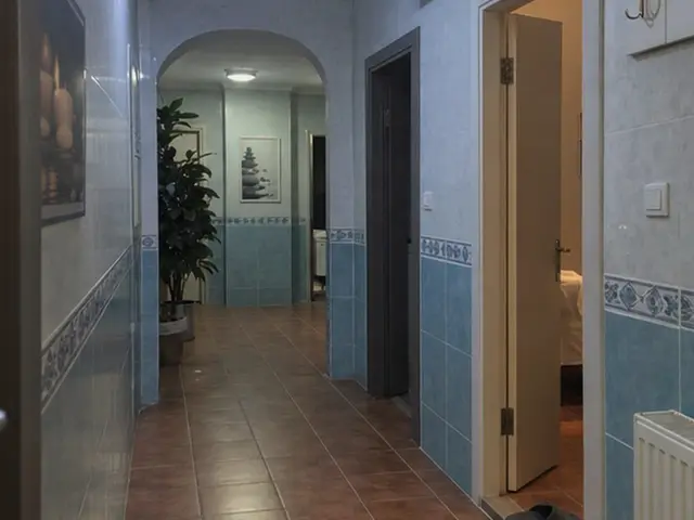 Kemerli girişli, bitkili salon koridoru — Yeşilbayır, Masaj Salonun